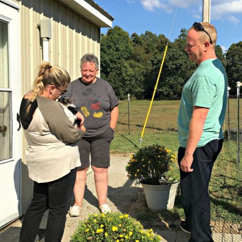 Frank Mineo Jr. and Michelle L. inspecting Cheryl\\'s kennel